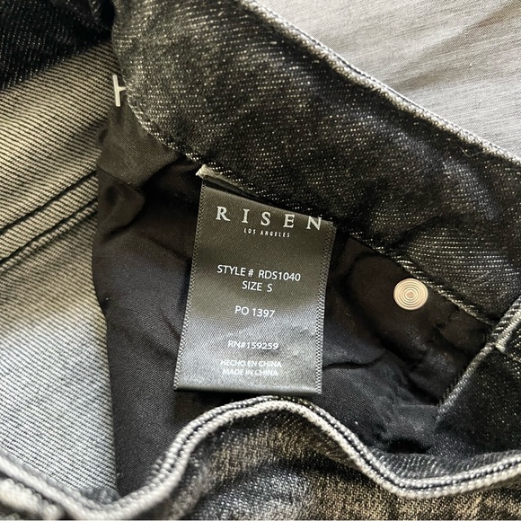 Risen High Waist Distressed Rae Hem Black Wash Denim Shorts Small NWT - Picture 6 of 7